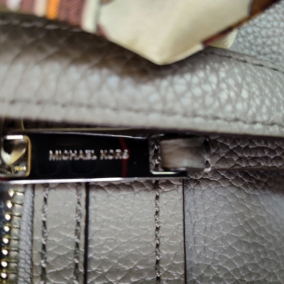 EUC Michael Kors Gray Gilmore - Picture 4 of 9